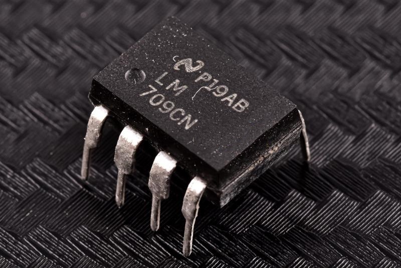 LM709CN – DIP8